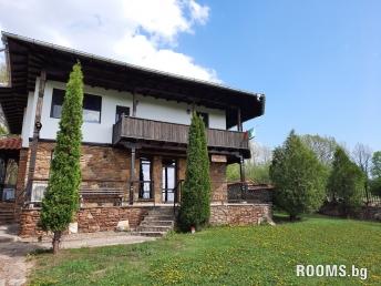 Каменната къща, Елена, снимка