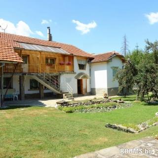 Villa / house Slantse, Apriltsi, снимка